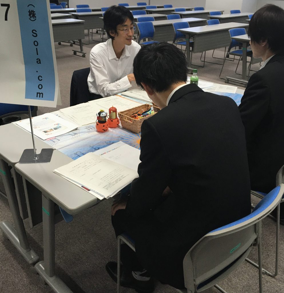 大変ありがたいことに、想像を上回るブース来場者の方にご訪問頂きました。写真を撮る時間も取れなかったので泣、ほとんどの企業様が帰った中、説明を続ける執行役員Nの写真で失礼いたします。